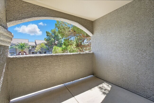 Building Photo - Beautifully maintained 1-story condo in Resort Style Community!