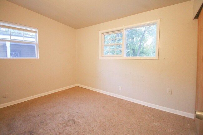 Building Photo - Move In Ready!