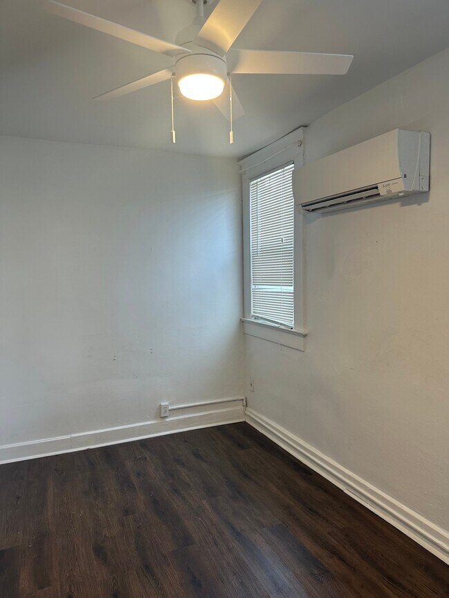 Building Photo - 656 Beach Dr NE