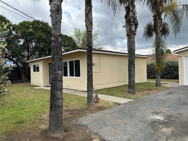 Building Photo - 4930 N Vincent Ave