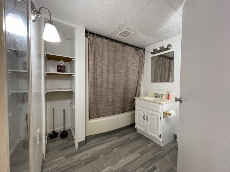 Bathroom - 139 S York Rd