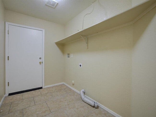 Building Photo - 2 Bedroom 2 Bath Single Story