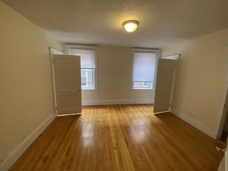 Building Photo - 10 Barrows St