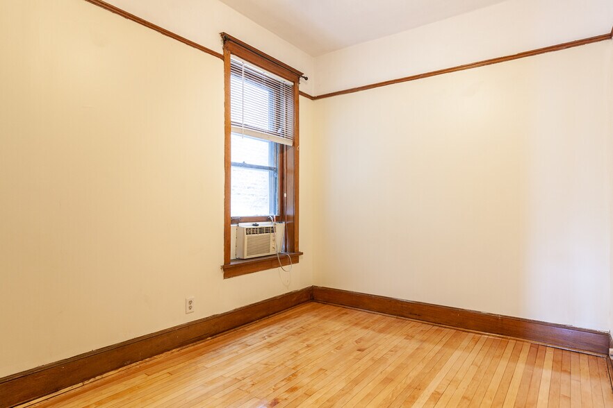 Building Photo - 3326 N Clark St