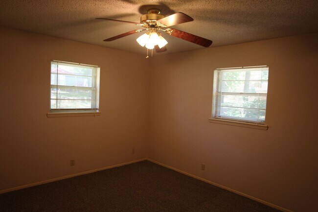 Building Photo - 1536 Crockett Dr