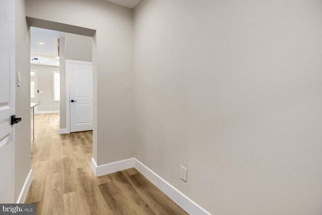 Building Photo - 2542 Oswego Ave