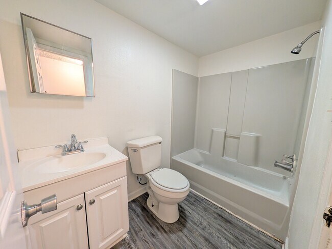 Building Photo - 1627 N Denver Ave