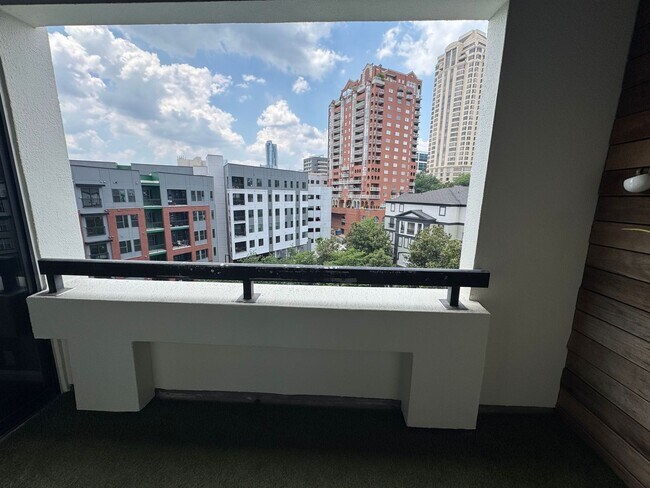 Building Photo - 3481 Lakeside Dr NE