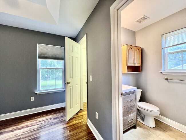 Building Photo - CONVENIENT LOCATION 3 Bedroom
