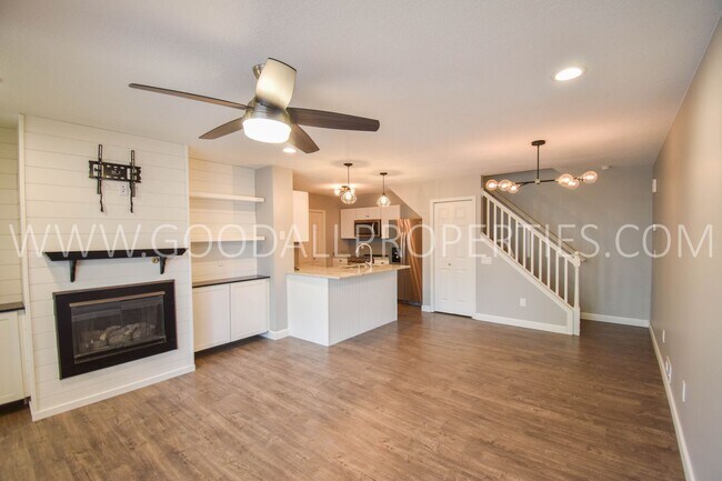 Building Photo - 2 Bedroom 1.5 Bath Townhome In West Des Moines