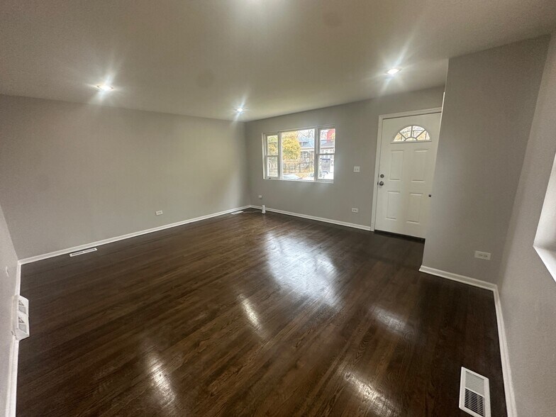 Living room - 11350 S Aberdeen St