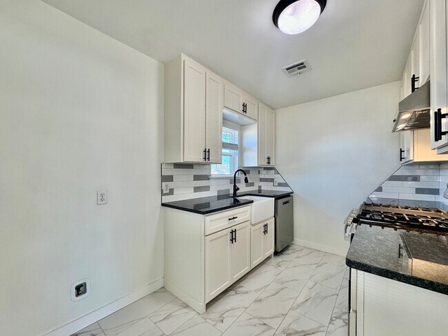 Building Photo - 809 Proctor Pl