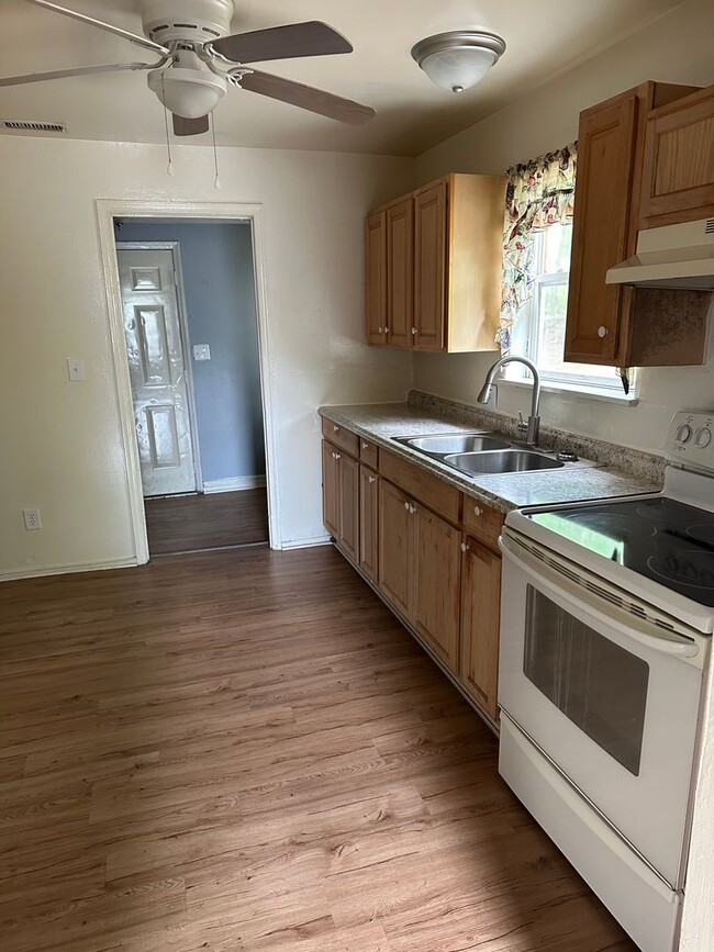 Building Photo - Spacious 3 Bedroom, 1 Bathroom House on quiet street