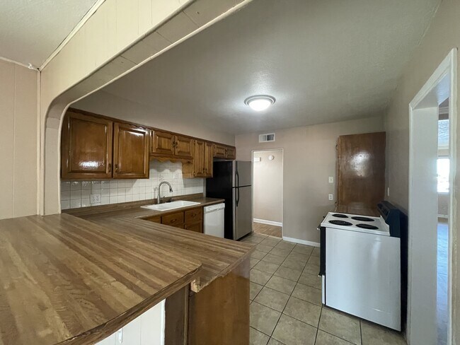 Building Photo - 8415 Menaul Blvd NE