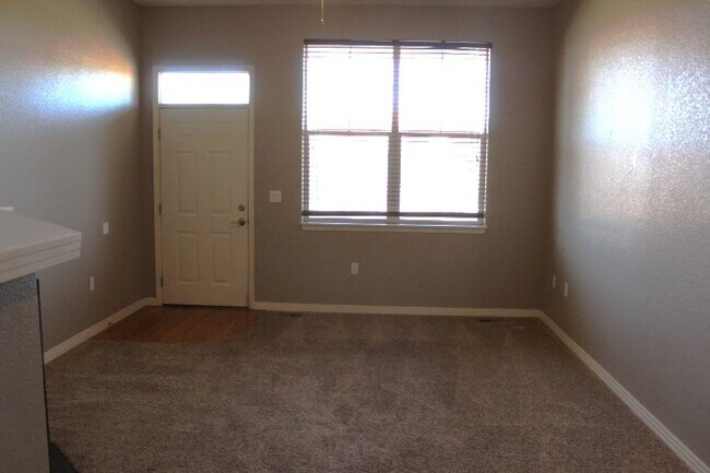 Building Photo - Stonegate Townhouse w/ 3 br/3 1/2 baths!!
