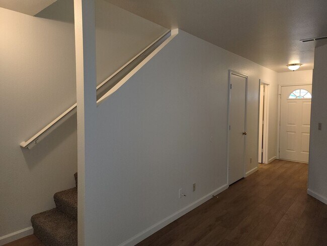 Building Photo - 404 Valley Cir