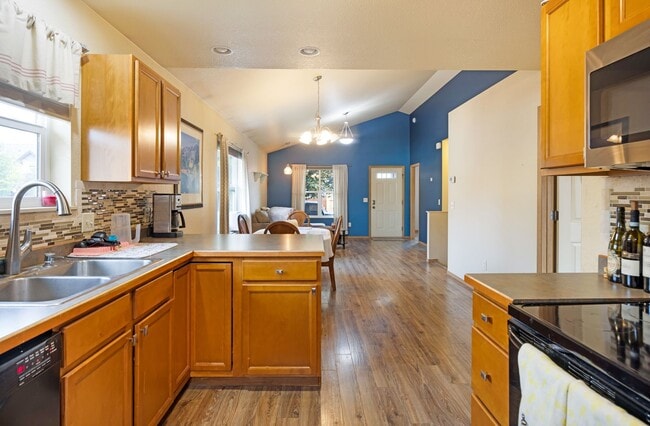 Building Photo - Gorgeous 4 Bed / 3 Bath Home on Hermione Lane!