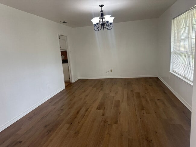 Building Photo - 2213 Suanne Dr