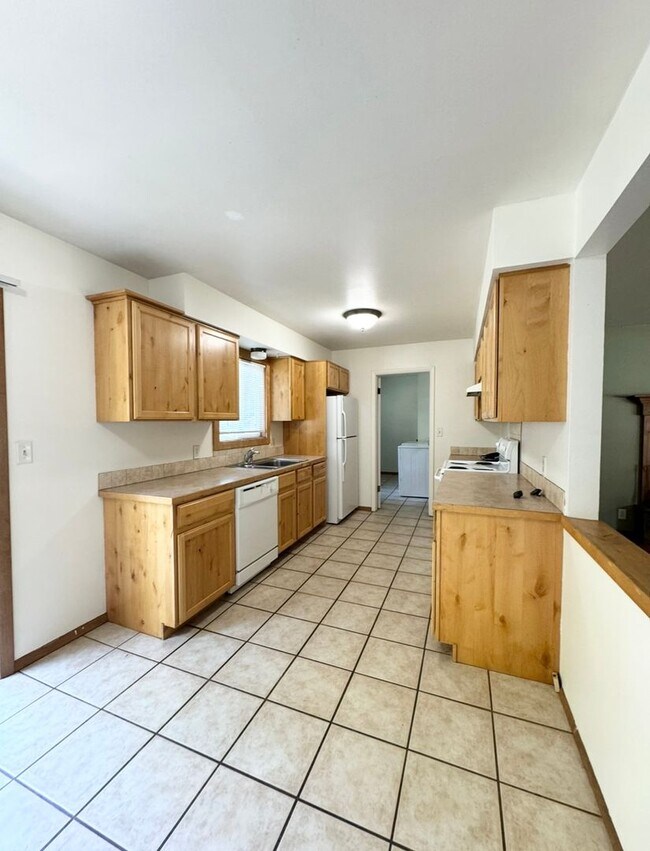 Building Photo - 3 Bed/1 Bath Home Near CSU!