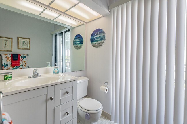 Building Photo - BEAUTIFUL 2 BEDROOM 2 BATHROOM CONDO NEAR CLEARWATER BEACH!