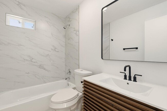 Building Photo - 814 W Mary St