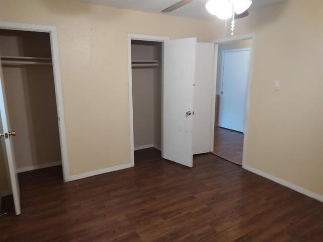 Building Photo - 2000 Bahama Dr