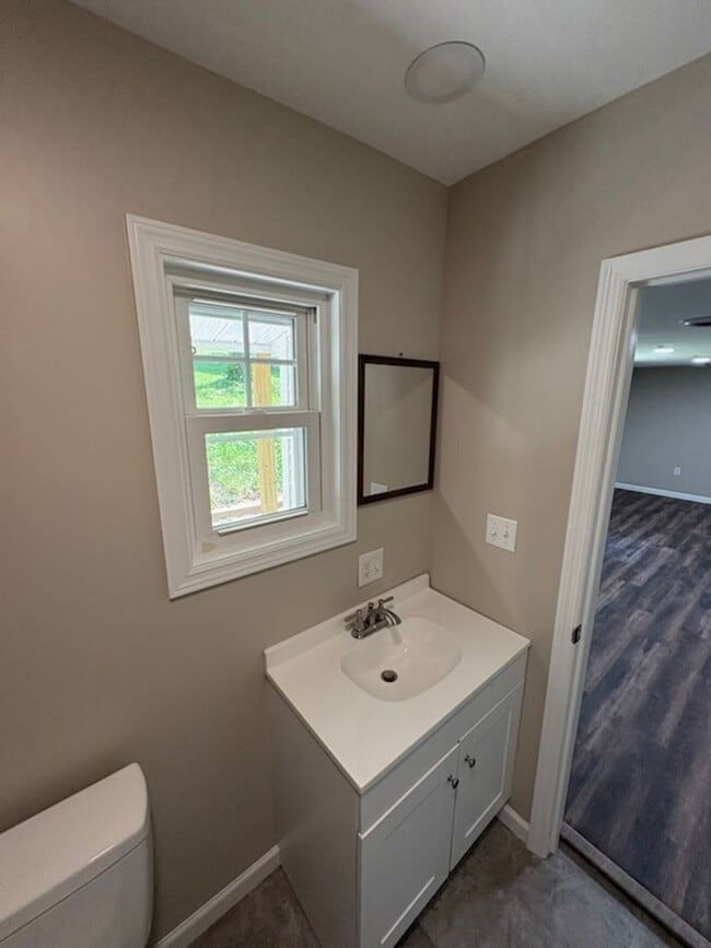 Building Photo - 844 Bales Rd