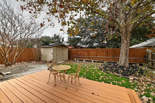 Building Photo - Spacious cozy home  |  Great location  |  2 bedroom  |  1 bath  |  1 car garage