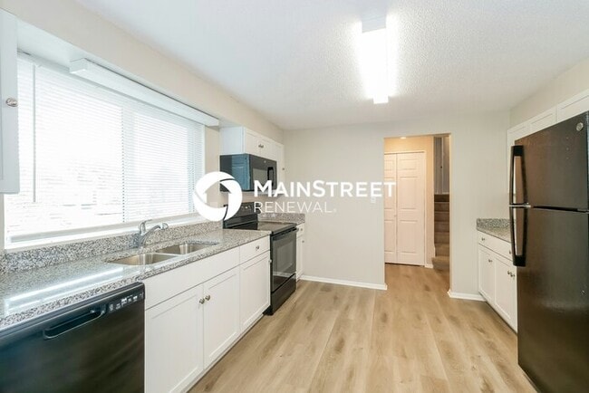 Building Photo - 3 Bedroom Pet-Friendly Home in Overland Park, KS with Main Street Renewal