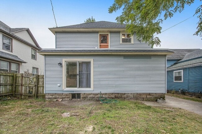 Building Photo - 25 E 16th St