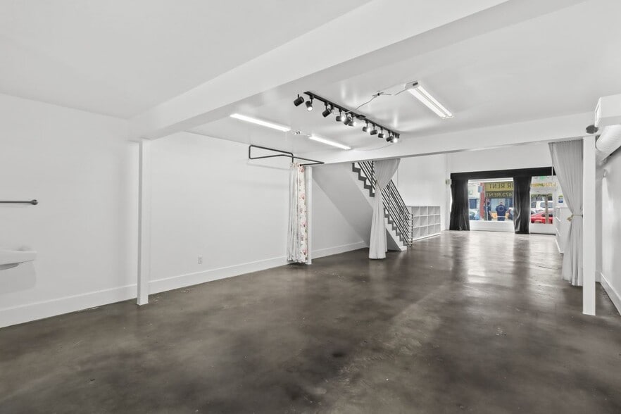 Building Photo - 1050 S Fairfax Ave