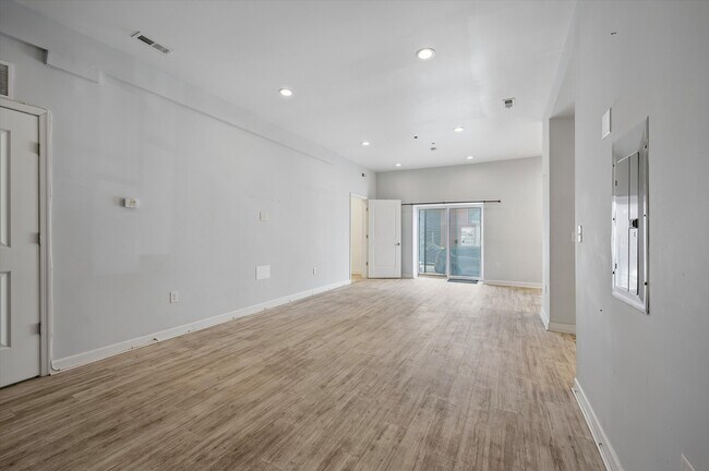Building Photo - 980 N Marshall St