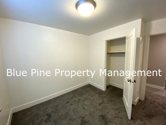 Building Photo - 1000 Sloane Way