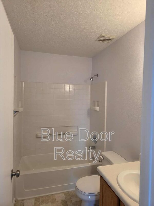 Building Photo - 6244 Vaughn Dr NE