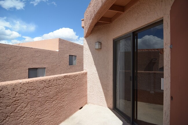 Building Photo - Recently Remodeled 2 Bedroom 2 Bath Condo!...