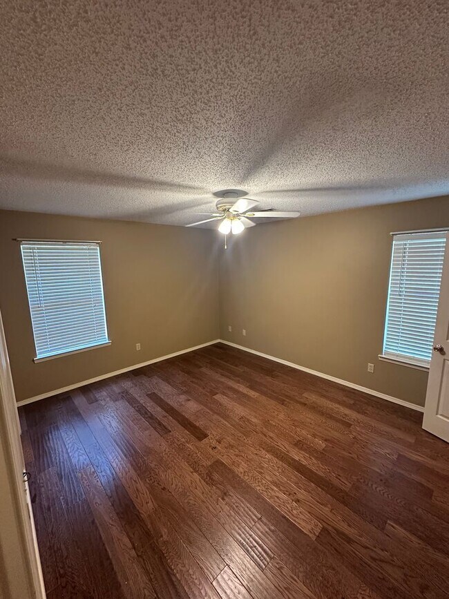 Building Photo - 3-Bed, 2-Bath Home in Central Springdale - Fully Fenced in Backyard and 2x Car Garage!