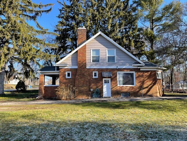 Building Photo - 3 bed 1 bath Brick Bungalow in Forest Hills