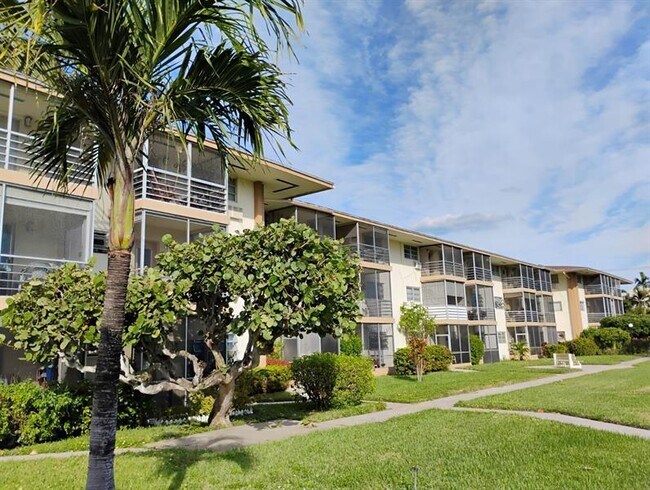 Building Photo - 17090 NE 14th Ave