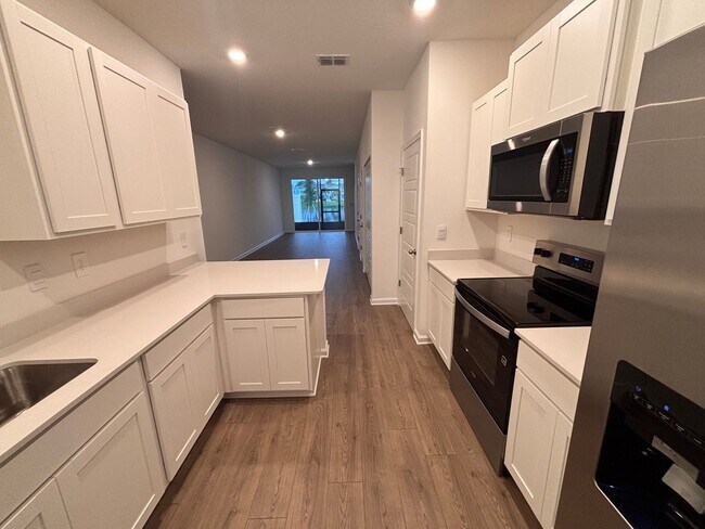 Building Photo - Never-Lived-In 3BR/2.5BA Townhome! Screened Lanai & Pond View!