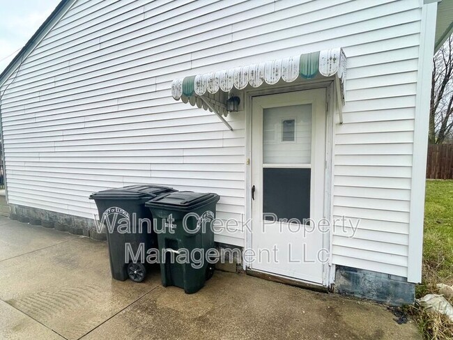 Building Photo - 566 Walnut St