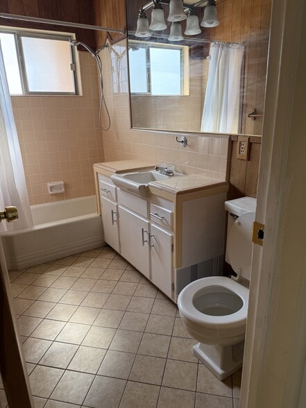 Building Photo - 330 E Fairview Ave