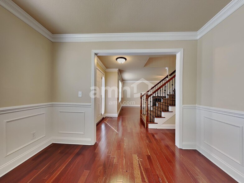 Building Photo - 4643 Aylesbury Dr