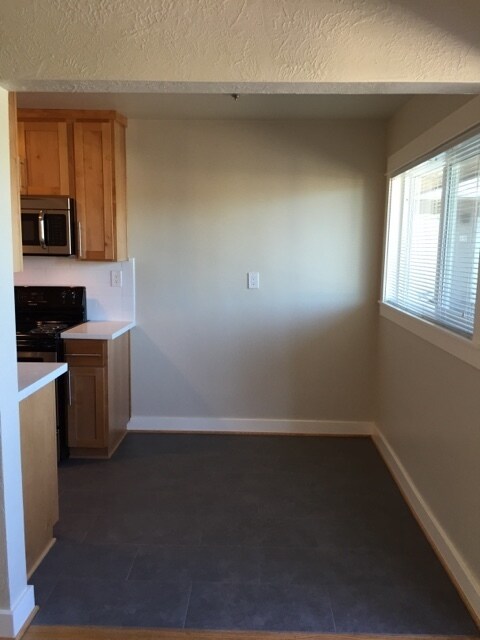Building Photo - Remodel Hardwood Floors, Quartz, SS Appli,...