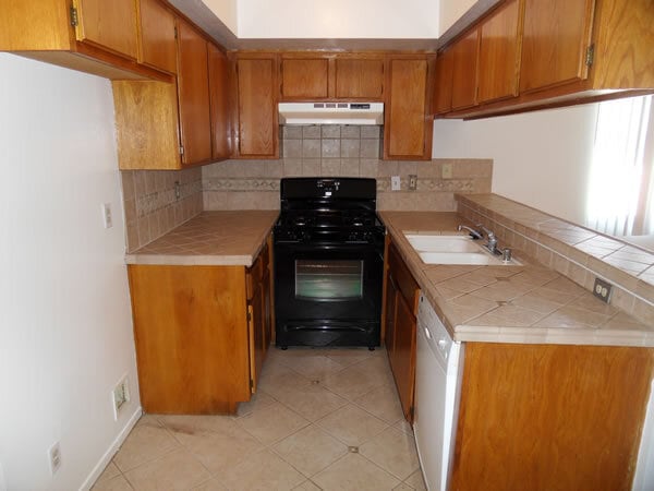 Kitchen - 832 N Hayworth Ave