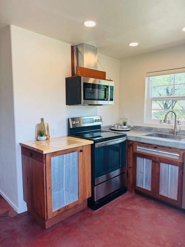 Building Photo - 2031 N Tucker Dr
