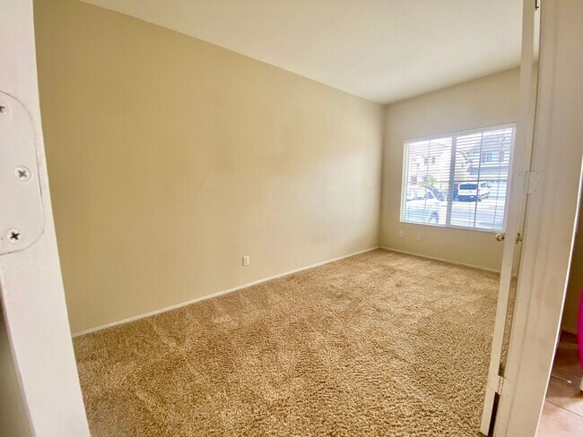 Building Photo - Extremely spacious four bedroom With Oxnard home