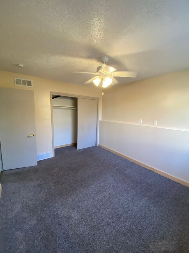 Building Photo - 304 Melody Ln