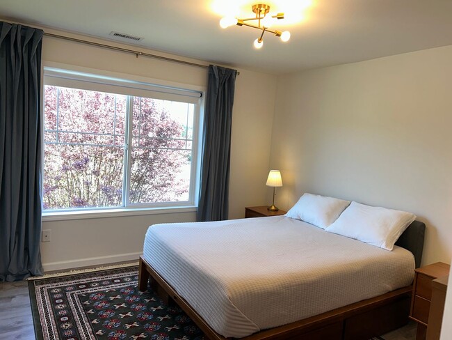 Building Photo - Updated 2 bedroom + loft, 2.5 bath DuPont Home