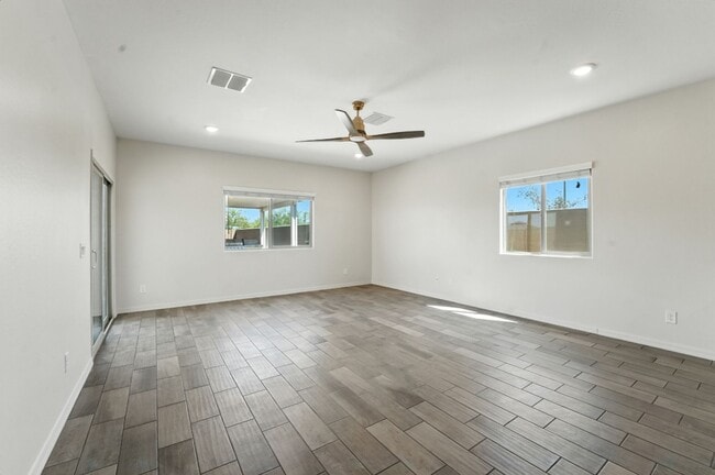 Building Photo - Stunning new build in Glendale, AZ!