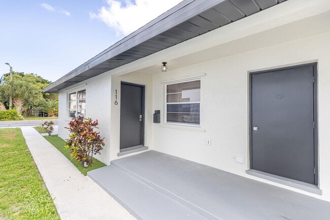 Building Photo - 114 S Lakeside Dr